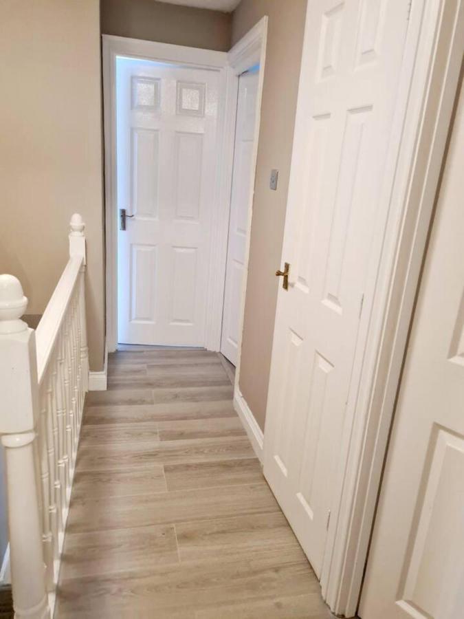 Modern & Spacious - Walk To London Excel- Parking Exterior photo